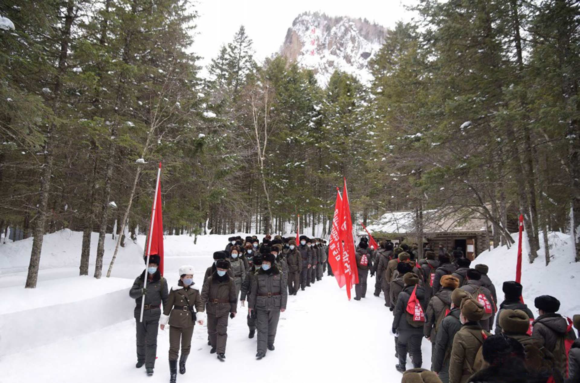 4-조선에서 일어나고있는 백두산지구 혁명전적지답사열풍